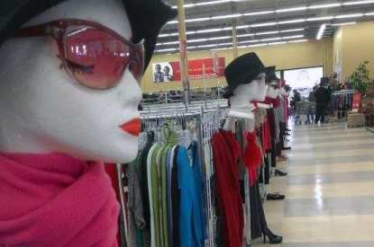Mannequin heads displaying accessories.